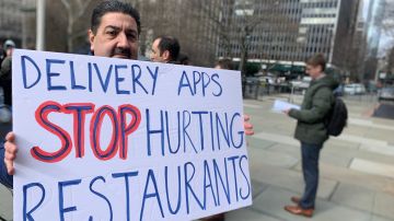 Jorge Bono, propietario de un restaurante en Manhattan, asegura que los costos de las apps están afectando sus negocios.