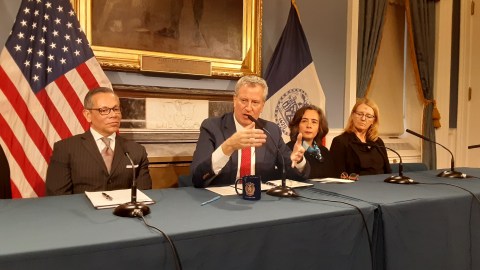 Exhortan a los neoyorquinos a seguir con su rutina, pero estar alertas.