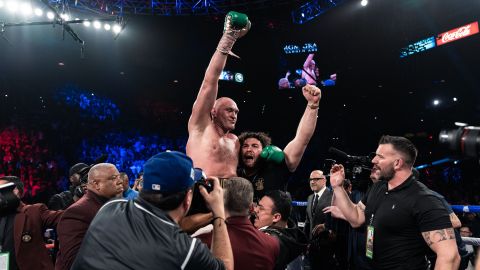 Fury soprendió al propinarle una dura golpiza a Deontay Wilder.