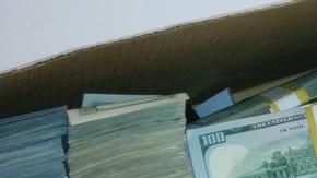 Dinero decomisado en California al cártel de Sinaloa.