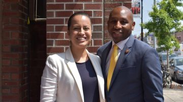 Asambleísta Catalina Cruz junto a Donovan Richards, candidato a la presidencia de Queens.