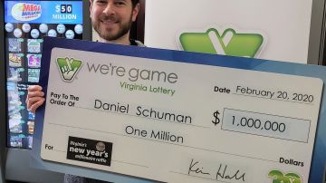 Daniel Shuman con el premio que ganó sin jugar a la lotería.