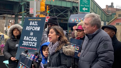 Concejal Daniel Dromm y Jessica González-Rojas.