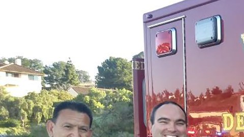 Los policías que se encargaron del parto junto a paramédicos.