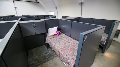 Así son las camas de los albergues temporales en LA.