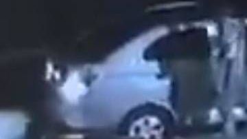 Los estudiantes captados antes de abordar un Uber.