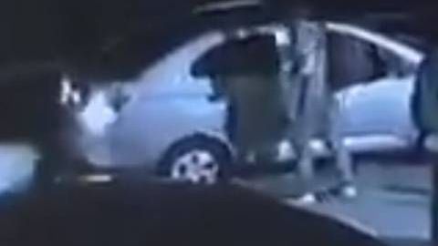 Los estudiantes captados antes de abordar un Uber.