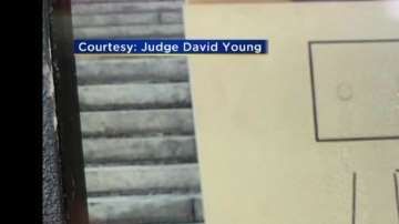 Imagen cedida por el juez David Young sobre los dibujos antisemitas que encontró en Miami.