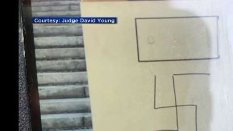 Imagen cedida por el juez David Young sobre los dibujos antisemitas que encontró en Miami.