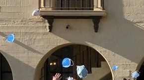 Fotografía cedida por el Riverside University Health System (RUHS) donde se muestran algunos de los estadounidenses evacuados de Wuhan (China) mientras saludan para abandonar la base militar March Air Reserve Base en Riverside.