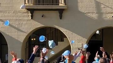Fotografía cedida por el Riverside University Health System (RUHS) donde se muestran algunos de los estadounidenses evacuados de Wuhan (China) mientras saludan para abandonar la base militar March Air Reserve Base en Riverside.
