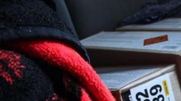 Debajo de la cobija.