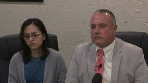 El abogado Richard Persutti (centro).