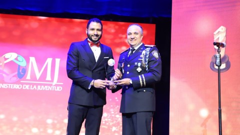 El galardón a Geovanny fue entregado por el Director de la Policía Nacional, mayor General Ney Aldrin Bautista.