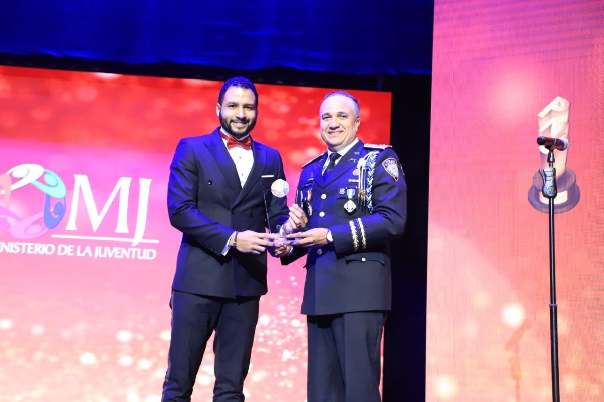 El galardón a Geovanny fue entregado por el Director de la Policía Nacional, mayor General Ney Aldrin Bautista.
