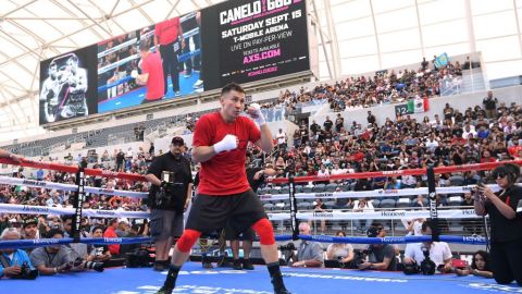 El pugilista kazajo ha retrasado varios meses la primera defensa de su campeonato.