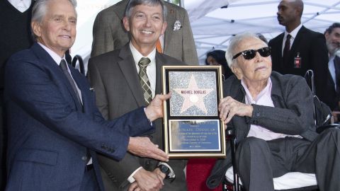 Kirk Douglas en la ceremonia en honor a su hijo Michael Douglas, con una estrella en el Paseo de la Fama de Hollywood.