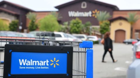 Varios empleados y clientes socorrieron a la víctima.