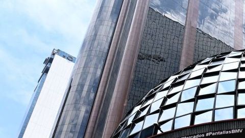 Este jueves el peso mexicano sufre una jornada de pérdidas ante el dólar por la alerta de expansión del coronavirus.