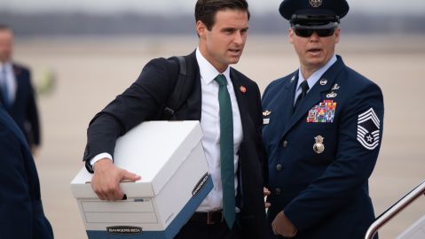John McEntee se dirige a abordar el Air force One junto al presidente Trump/