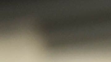 Revisan temperatura de pasajeros de avión por coronavirus.