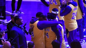 Los jugadores de los Lakers estaban volando luego de una gira cuando se enteraron del trágico suceso.