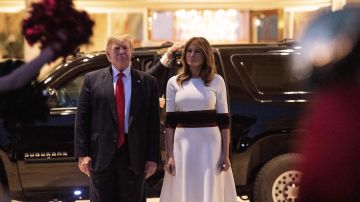 Donald y Melania Trump al llegar a la fiesta de Super Bowl.