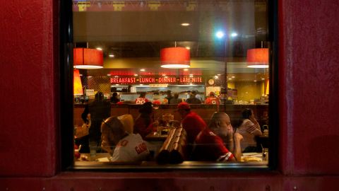 Fans cenando después del Super Bowl.