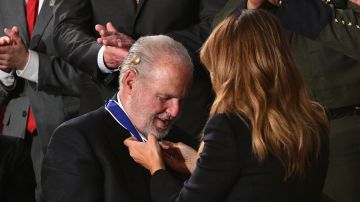 Melania Trump colocó la medalla a Rush Limbaugh.