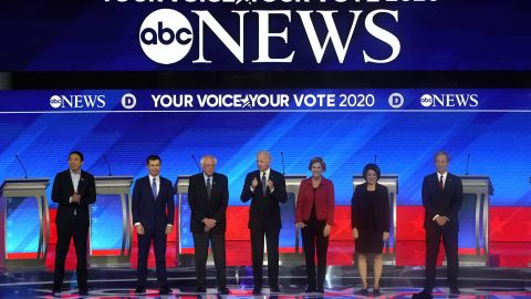Candidatos demócratas participan en el 8vo. debate en New Hampshire.