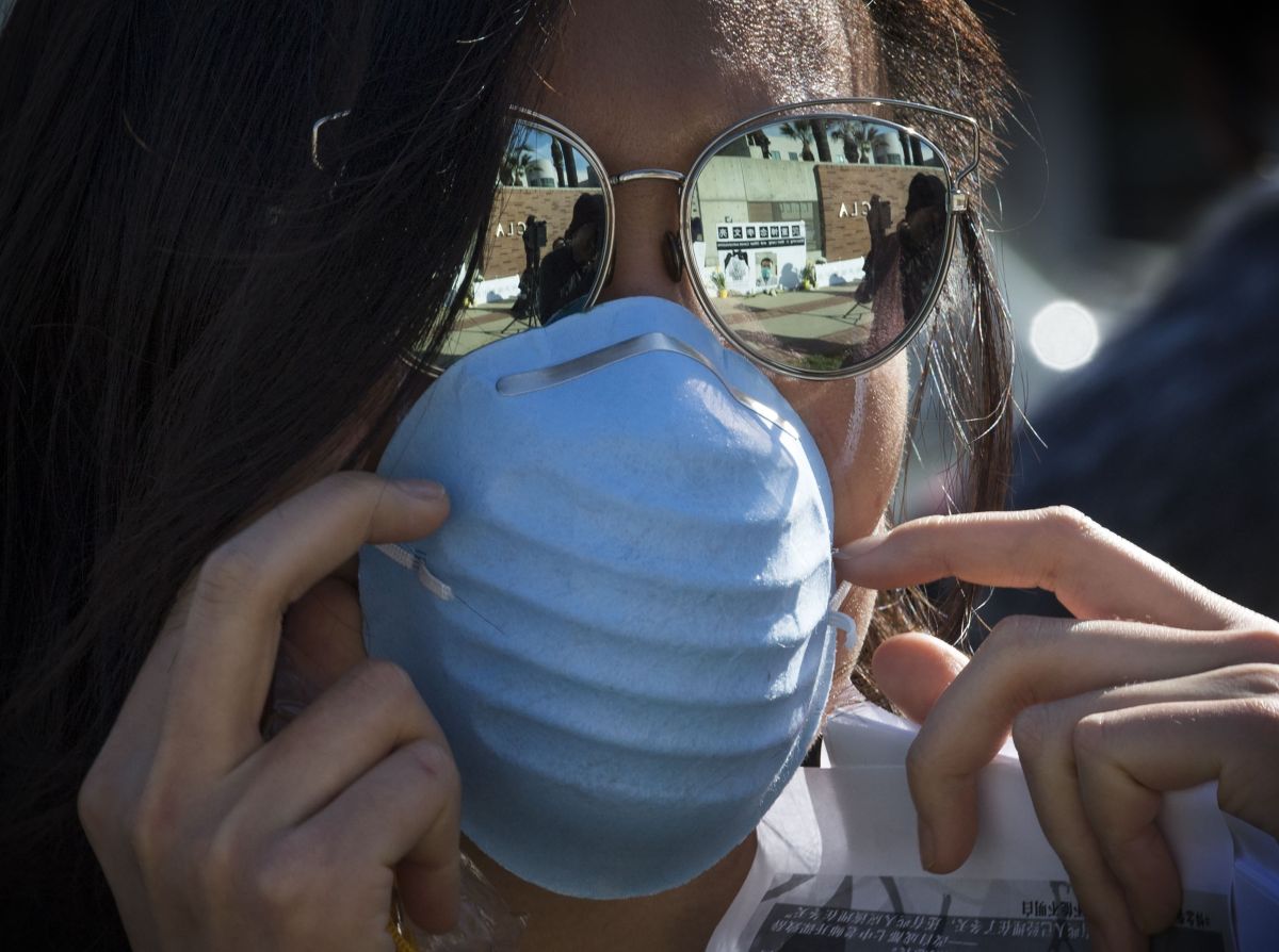 Mujer con máscara para prevenir coronavirus.  