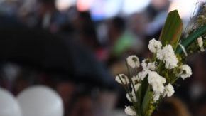 Familiares y amigos le dan el último adiós a Fátima.