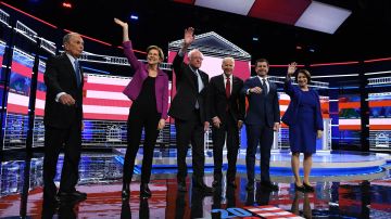 Los candidatos demócratas a la Presidencia durante el debate en Las Vegas.