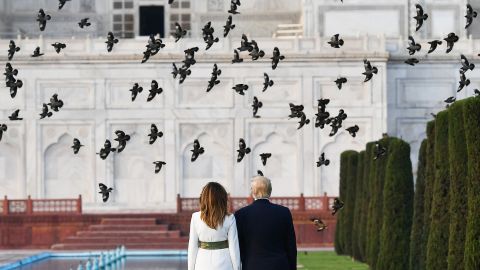 La pareja presidencial tuvo una sesión de fotos frente al Taj Mahal.