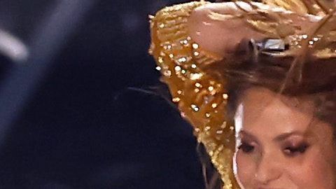 Shakira y JLo durante el final de su actuación en el medio tiempo del Super Bowl LIV.