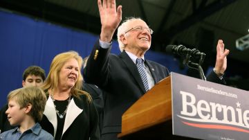 Bernie Sanders celebra con sus seguidores en Manchester, New Hampshire.