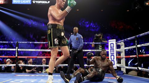 El poder de Tyson fue letal sobre Wilder, quien perdió el invicto.