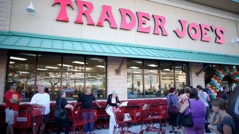 Inauguración de un Trader Joe's el 18 de octubre de 2013 en Pinecrest, Florida.