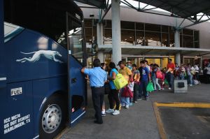 Se libra de la deportación inmigrante detenido en parada de bus de Greyhound “por su apariencia latina”