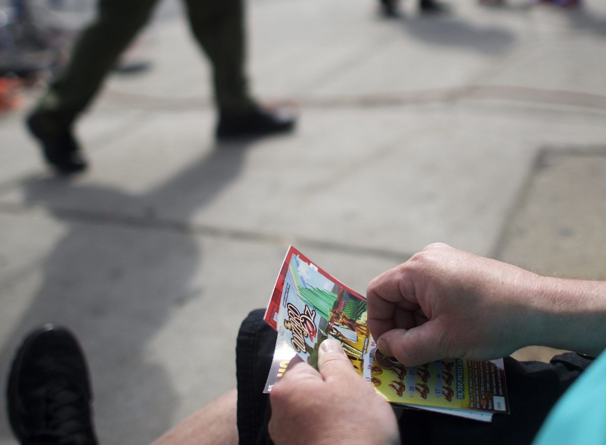 Millones de estadounidenses han ganado la lotería con boletos de raspadito.