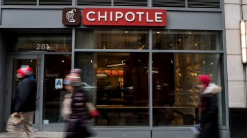 NEW YORK, NEW YORK -- FEBRUARY 8:  People walk past a Chipotle restaurant on Broadway in Lower Manhattan on February 8, 2016 in New York City. The Mexican food chain is closing stores for lunch nationwide for a meeting on food safety following a number of E. coli outbreaks. (Photo by Andrew Renneisen/Getty Images)