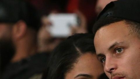 Stephen Curry de los Golden State Warriors y su esposa Ayesha en una foto de archivo tomada en la Oracle Arena de Oakland.