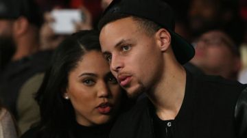 Stephen Curry de los Golden State Warriors y su esposa Ayesha en una foto de archivo tomada en la Oracle Arena de Oakland.