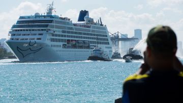 Un crucero partiendo del puerto de Miami.