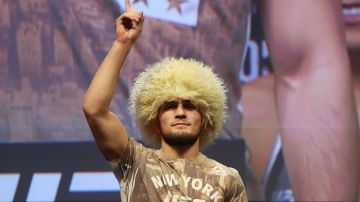 Khabib Nurmagomedov en el pesaje previo al UFC 205.