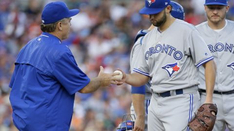 Mike Bolsinger (der.) cuando lanzaba para Toronto en 2017.