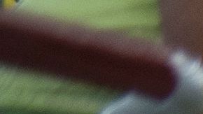 Varios clientes hacen fila con carritos de la compra en un supermercado.