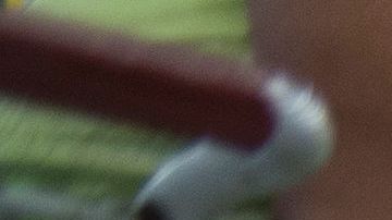 Varios clientes hacen fila con carritos de la compra en un supermercado.