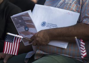 Inmigrantes reciben ciudadanía en ceremonia "drive-thru"
