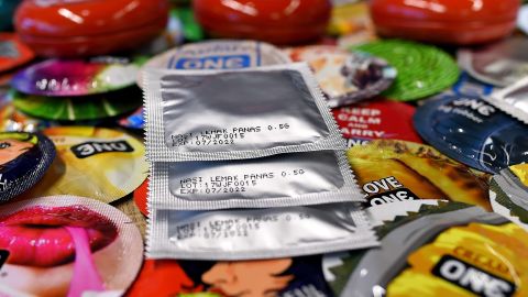 Los condones son una de las barreras más utilizadas para evitar embarazos y enfermedades de transmisión sexual.